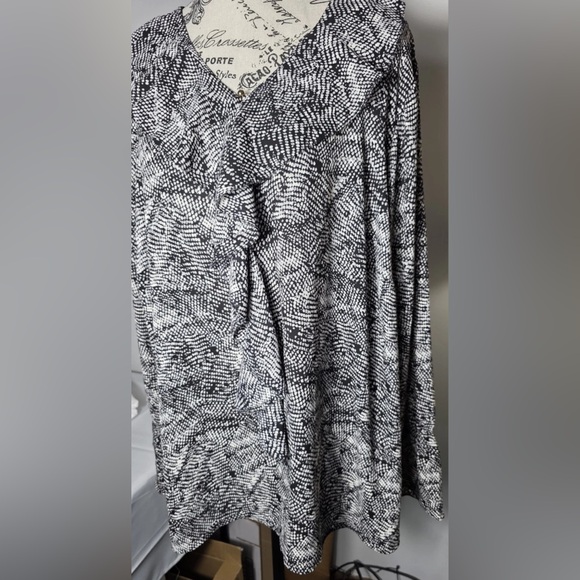 Roz & Ali Womans Plus Size Blouse Black And While Size 2X Ruffles Pre-owned - Picture 1 of 7